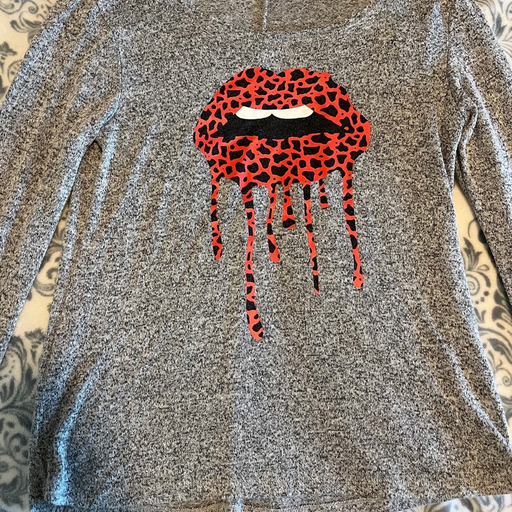 Gray long sleeves top with Red Lips Graphic. Wrap around neck detail. M/L